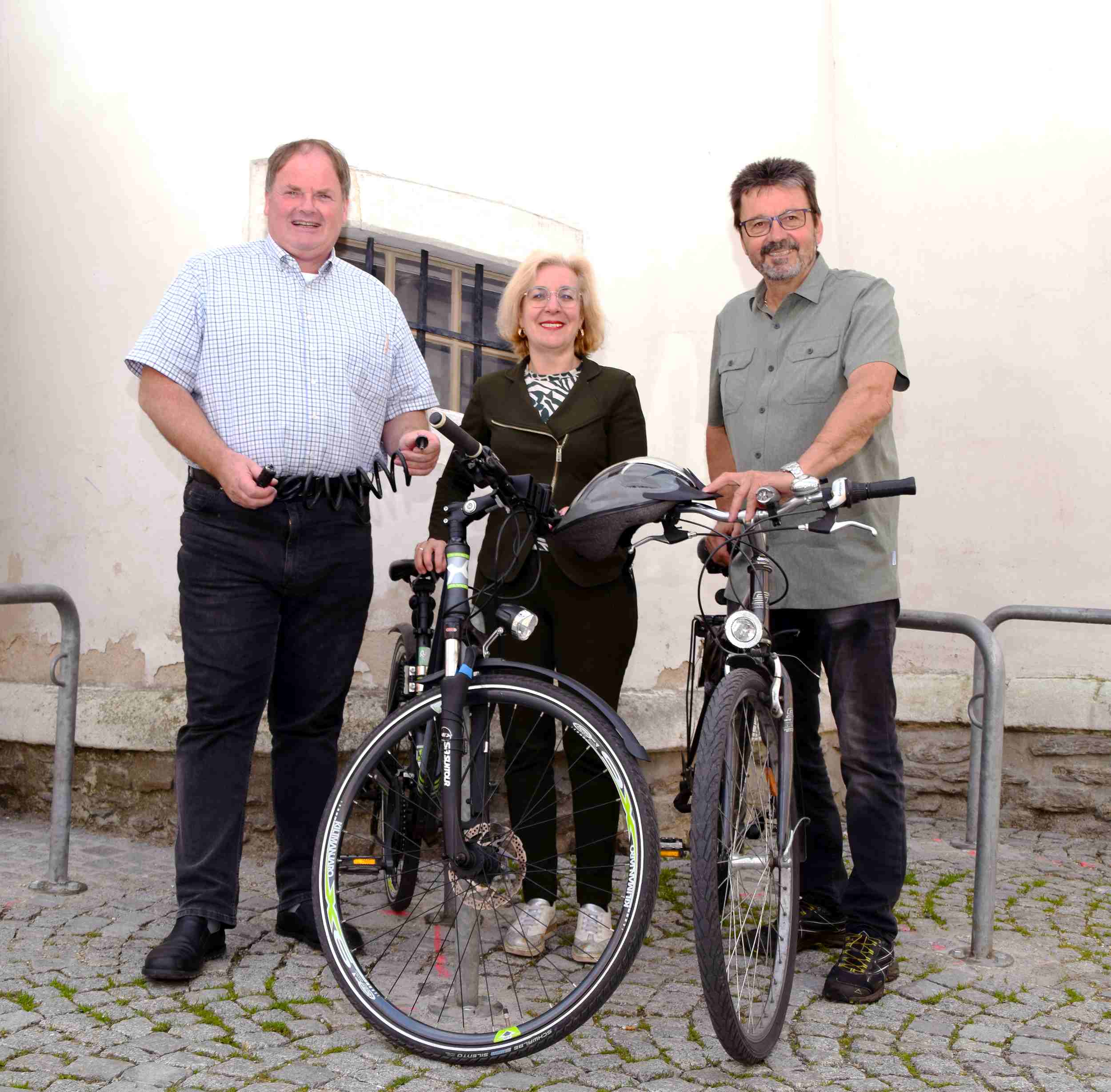 Mit dem Fahrrad kamen zum Fototermin Frau GR Sabine Englmaier und Bgm. Gerhard Lentschig. StR Manfred Daniel (li) unterstützte die Initiative ebenso. Foto: Gabriele Hohenegger 